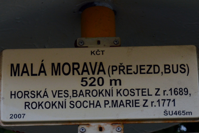 Rozcestník Malá Morava (přejezd, bus)