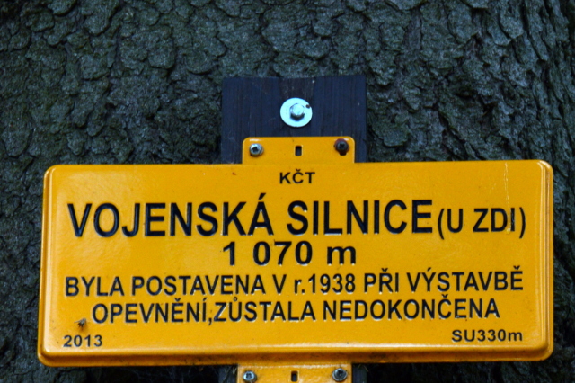 Rozcestník Vojenská silnice (u zdi)